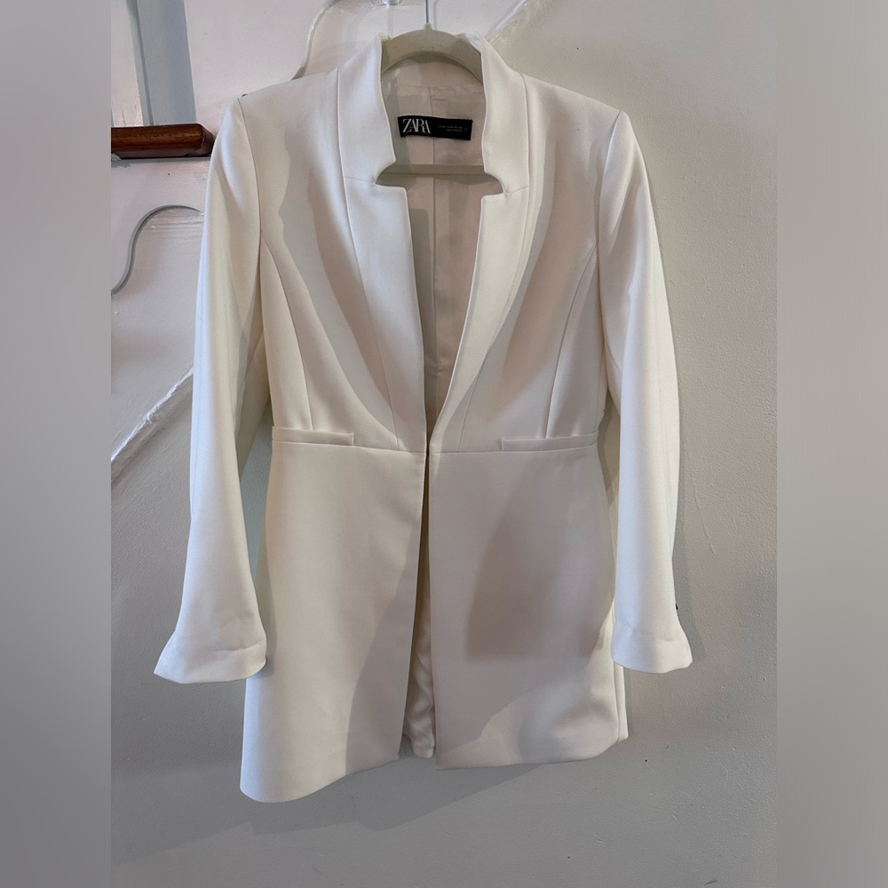 Beautiful white Zara long blazer, with hook closure, never worn